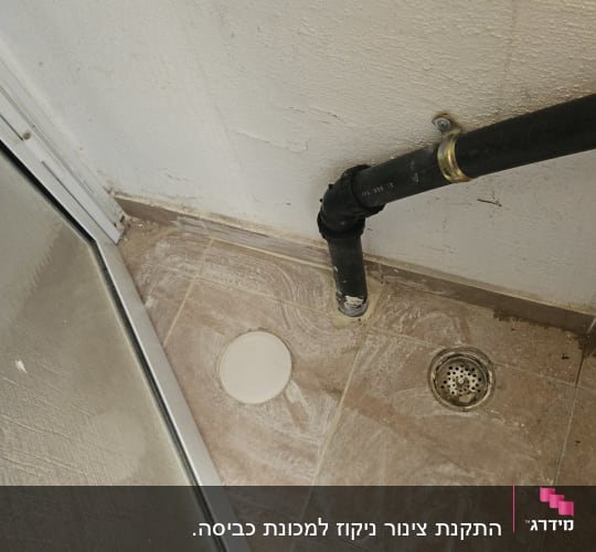 צינור ניקוז ורצפת אריחים בחדר אמבטיה